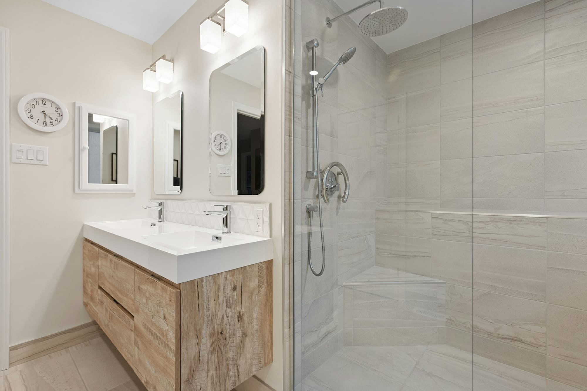Bathroom with a sink, mirror and tiled surfaces